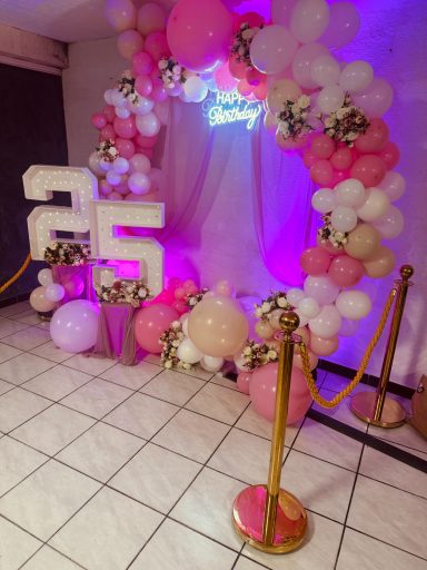 Cercle à ballons anniversaire rose blanc et nude